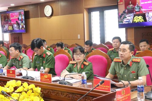 Các đồng chí lãnh đạo Ban Giám đốc tham dự hội nghị