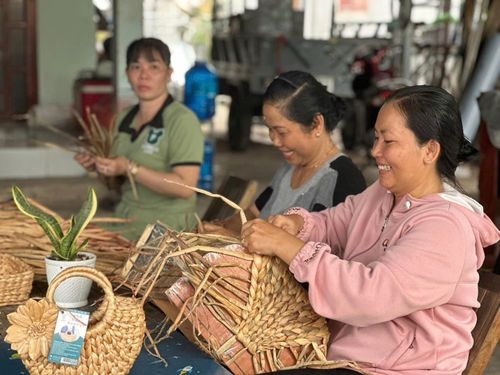 Chị em phụ nữ xã Long Sơn với nghề đan lát lục bình. Ảnh: MAI THẢO