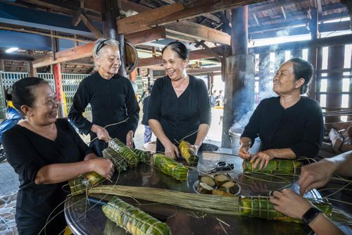 Phụ nữ Long Sơn đi chân trần, mặc áo bà ba đã trở thành hình ảnh đẹp, đặc trưng của vùng đất này. Ảnh: HOÀI ÂN