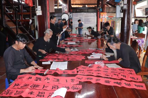 Viết liễn ngày Tết- không gian văn hóa đặc sắc tồn tại hàng trăm năm ở di tích Nhà Lớn - Long Sơn. Ảnh: QUANG VŨ