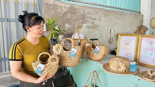 Đan lát lục bình đã tạo sinh kế cho nhiều chị em phụ nữ ở xã Long Sơn. Ảnh: QUANG VŨ