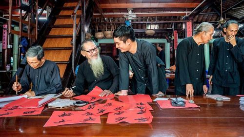 Ông đồ viết liễn tặng chữ là nét đẹp văn hóa tại Nhà Lớn Long Sơn. Ảnh: HOÀI ÂN
