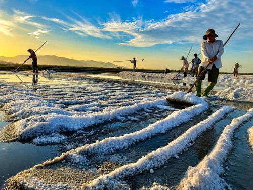 Nghề làm muối truyền thống ở xã Long Sơn. Ảnh: QUANG VŨ
