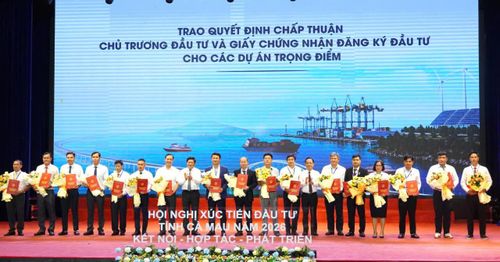  Lãnh đạo tỉnh Cà Mau trao quyết định và giấy chứng nhận đăng ký đầu tư cho các nhà đầu tư 