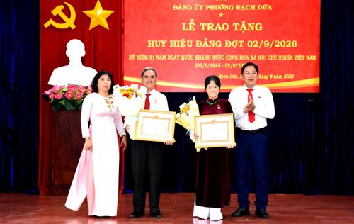 Phường Rạch Dừa trao Huy hiệu Đảng cho đảng viên lớn tuổi. Ảnh: TRÚC GIANG