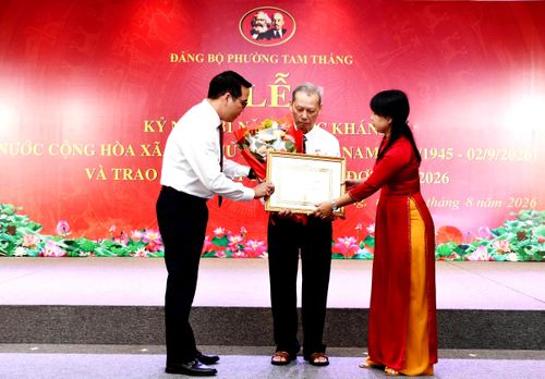 Phường Tam Thắng trao Huy hiệu Đảng cho đảng viên lớn tuổi. Ảnh: TRÚC GIANG