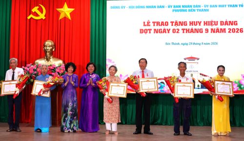 Lãnh đạo phường Bến Thành trao Huy hiệu Đảng đến đảng viên