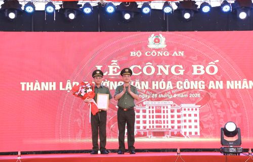  Thứ trưởng Bộ Công an Phạm Thế Tùng trao quyết định bổ sung Trường Văn hóa CAND VI vào tổ chức bộ máy của Công an tỉnh Nghệ An 