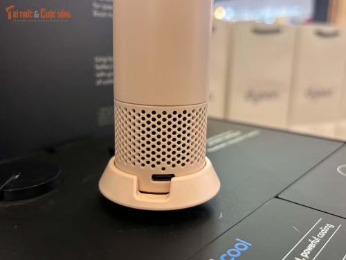 Không chỉ tập trung vào sức mạnh luồng gió, Dyson còn chú trọng yếu tố âm học khi tinh chỉnh các dải tần nhằm hạn chế tiếng rít và âm thanh từ động cơ, hướng tới trải nghiệm làm mát mạnh nhưng dễ chịu.