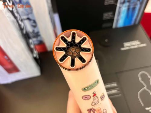 HushJet Mini Cool có thể cầm tay, đặt trên bàn hoặc đeo trên người, đồng thời được bán với ba tùy chọn màu gồm Xám đá/Hồng phấn, Xanh mực/Xanh cobalt và Carnelian/Xanh da trời, phù hợp nhiều phong cách cá nhân.