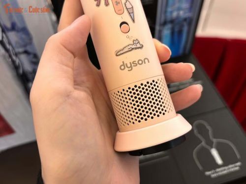 Bộ phụ kiện đi kèm gồm dây đeo cổ, giá đỡ tích hợp sạc, cáp sạc USB-C và túi đựng, trong khi người dùng có thể mua thêm giá đỡ đa năng hoặc kẹp cài để gắn quạt vào xe đẩy, quai túi hay trang phục.