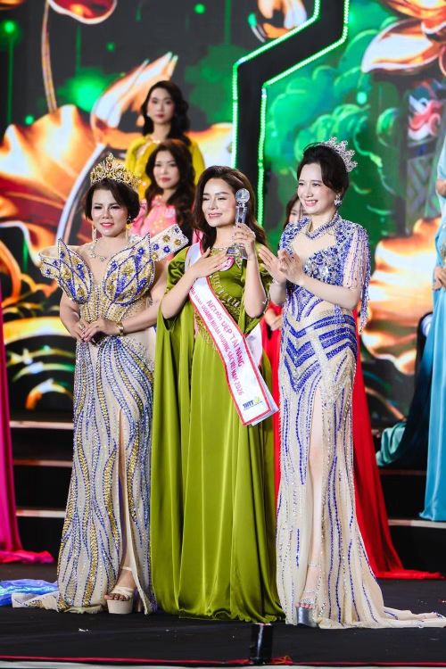 Hoàng Thị Thanh Tuyền đạt hai giải phụ Người đẹp Công sở và Người đẹp Tài năng.