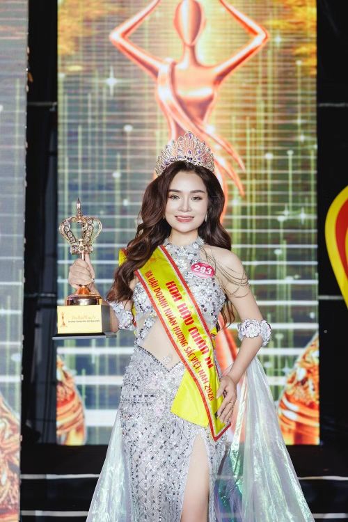 Hoàng Thị Thanh Tuyền đạt danh hiệu Hoa hậu Nhân ái tại cuộc thi Hoa hậu Doanh nhân Hương sắc Việt Nam 2026.