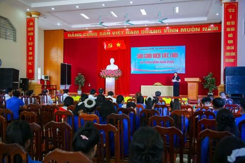 Sinh viên nhà trường tham gia sàn giao dịch việc làm tổ chức tại xã Thịnh Minh.