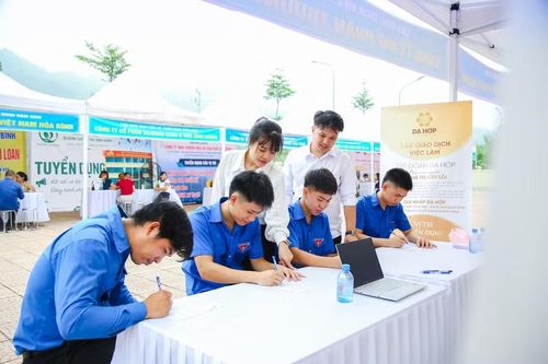 Sàn giao dịch việc làm tại xã Thịnh Minh góp phần kết nối trực tiếp doanh nghiệp, đơn vị tuyển dụng với người lao động tại địa phương, mở rộng cơ hội tiếp cận việc làm phù hợp.