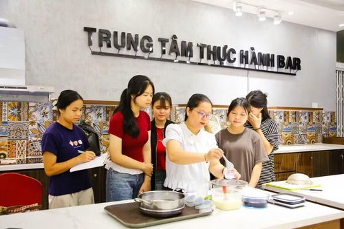 Sinh viên Trường Cao đẳng Kinh tế - Kỹ thuật Hòa Bình trong giờ thực hành.