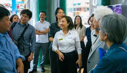 Bà Phạm Thị Hường - Hiệu trưởng Trường Cao đẳng nghề Công nghiệp Hà Nội đón tiếp đoàn Nhật Bản, trong đó nhiều doanh nghiệp lớn - đến thăm và làm việc với nhà trường.