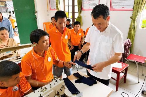 Ông Thái Ngọc Lâm, Giám đốc Trung tâm kiểm tra hoạt động đào tạo nghề cho người khuyết tật tại các cơ sở trên địa bàn.