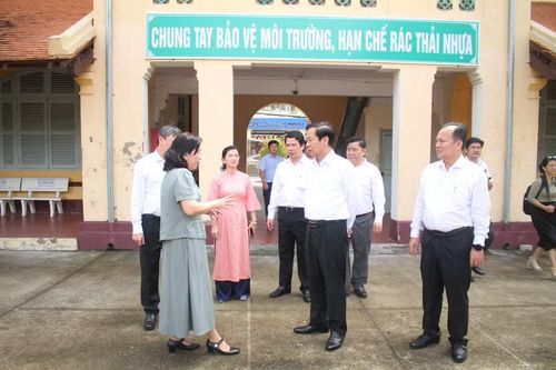 Đoàn công tác nắm tình hình chuẩn bị khai giảng tại Trường THPT Châu Văn Liêm.
