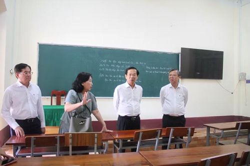 Ông Đỗ Thanh Bình, Bí thư Thành ủy Cần Thơ và ông Trương Cảnh Tuyên, Chủ tịch UBND thành phố nghe lãnh đạo Trường THPT Châu Văn Liêm báo cáo tình hình cơ sở vật chất.