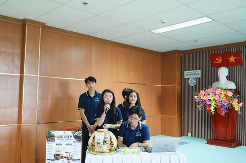 Các nhóm tự tin trình bày về dự án khởi nghiệp.