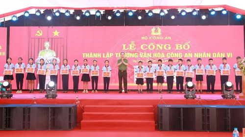 Thứ trưởng Phạm Thế Tùng tặng quà cho các em học sinh.