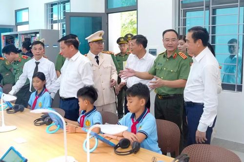Lãnh đạo Bộ Công an, lãnh đạo tỉnh Nghệ An kiểm tra cơ sở vật chất của nhà trường.