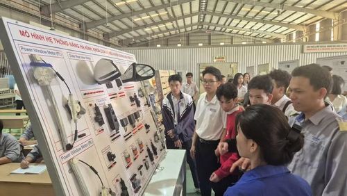 Trường Cao đẳng THACO tổ chức chương trình trải nghiệm hướng nghiệp cho học sinh phổ thông.