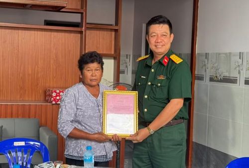 Trao Quyết định tặng nhà tình nghĩa cho gia đình bà Neáng Sa Rôme.