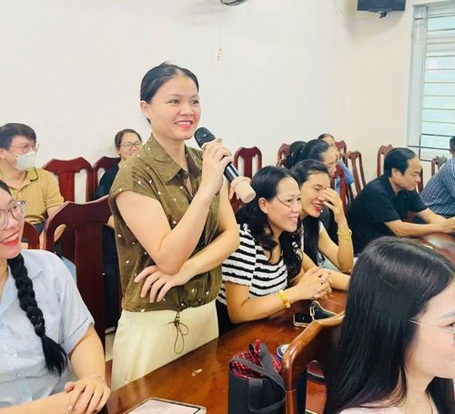 Giáo viên các tổ bộ môn trao đổi cùng với giáo viên tổ Ngoại ngữ trong tập huấn chuyên đề đưa tiếng Anh trở thành ngôn ngữ thứ hai trong trường học.