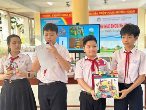 Sinh hoạt CLB Tiếng Anh - STEM tại Trường THCS Nguyễn Huệ.