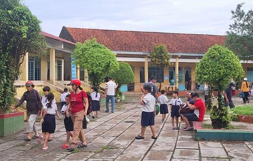 Phụ huynh đưa học sinh đến trường học trong ngày tựu trường.