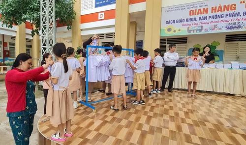 "Gian hàng 0 đồng - Tiếp bước đến trường" tại Trường Tiểu học Lê Hồng Phong (phường Mỹ Thới, tỉnh An Giang).