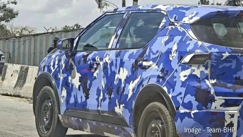 Phần thân xe VinFast VF 5 thế hệ mới tiếp tục sử dụng nhiều đường nét góc cạnh.