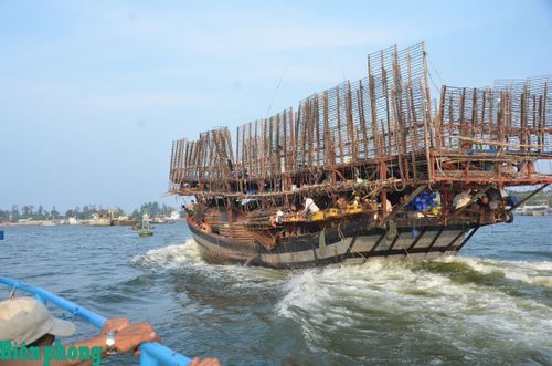 Tàu câu mực có giàn phơi mực trên nóc khá cồng kềnh nên dễ bị tổn thương khi xuất hiện lốc xoáy. Ảnh: Lê Văn Chương