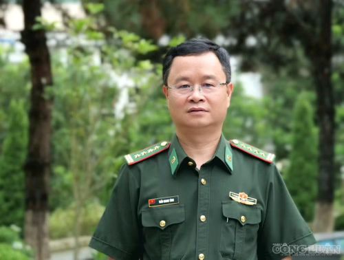 Đại tá Trần Quang Tùng, Bí thư Đảng ủy, Chính ủy Bộ đội Biên phòng tỉnh Lào Cai chia sẻ trăn trở để những học sinh hoàn cảnh khó khăn nơi biên giới có thêm cơ hội đến trường.