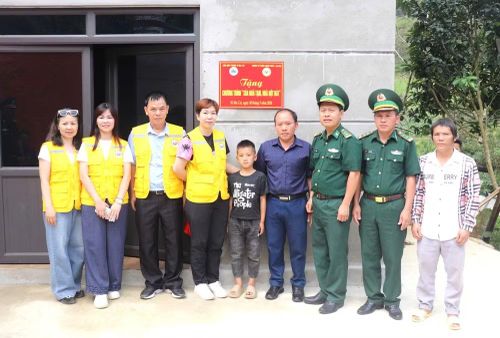 Đồn Biên phòng Si Ma Cai (Bộ đội Biên phòng tỉnh Lào Cai) phối hợp với Nhóm từ thiện Hạnh Phúc (Hà Nội) trao nhà cho "Con nuôi Đồn Biên phòng", tổng trị giá 150 triệu đồng/căn nhà. Ảnh: BĐBP Lào Cai.