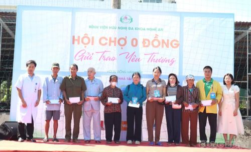 40 người bệnh có hoàn cảnh đặc biệt khó khăn được các đơn vị đồng hành hỗ trợ tặng tiền mặt, góp phần giảm bớt một phần chi phí trong thời gian nằm viện. Ảnh: Kim Long
