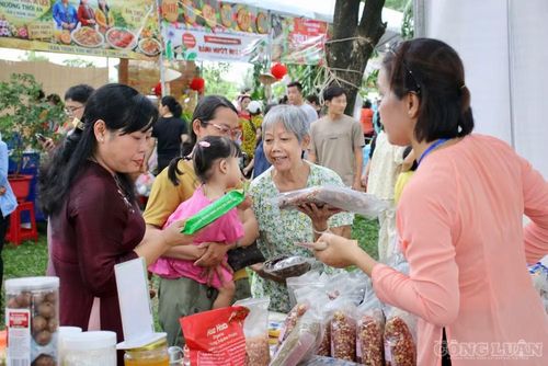 Người dân thưởng thức và mua các đặc sản, sản phẩm OCOP.