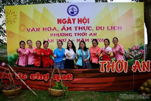 Người dân diện áo bà ba đến check-in tại ngày hội.