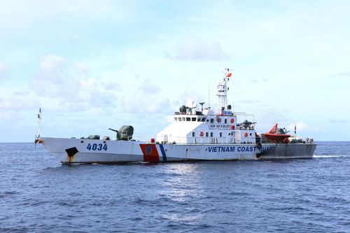 Tàu Cảnh sát biển 4034 thực hiện nhiệm vụ trên biển. Ảnh: Đức Định