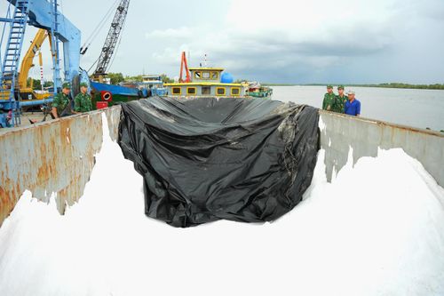 Tổ công tác Đồn Biên phòng Cửa khẩu Cảng Năm Căn phát hiện hơn 83 tấn phân urê không rõ nguồn gốc trên sà lan ĐN-1315 (Ảnh: H.T).