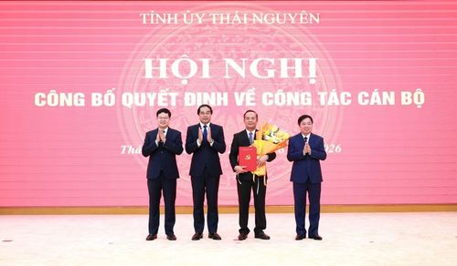 Thường trực Tỉnh ủy trao Quyết định của Ban Bí thư về việc chỉ định ông Nguyễn Minh Hùng, Chánh án TAND tỉnh tham gia Ban Chấp hành Đảng bộ tỉnh, nhiệm kỳ 2025 - 2030