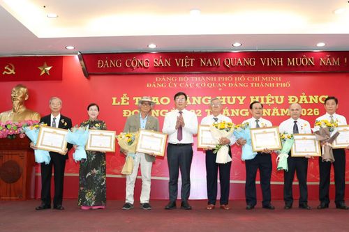 Các đảng viên nhận phần thưởng cao quý của Đảng.