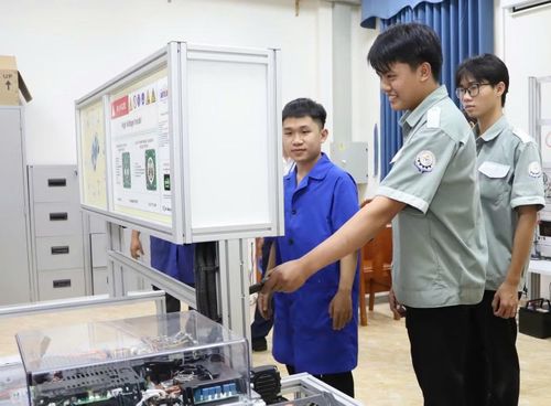 Các kỹ sư trẻ làm việc tại một nhà máy ở Khu Kinh tế Vân Phong - Khánh Hòa.