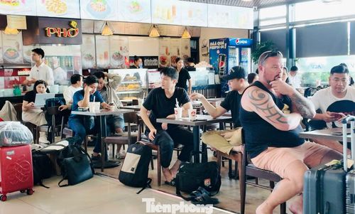 Các quầy bán đồ ăn nhanh tại sân bay cũng chật kín người.