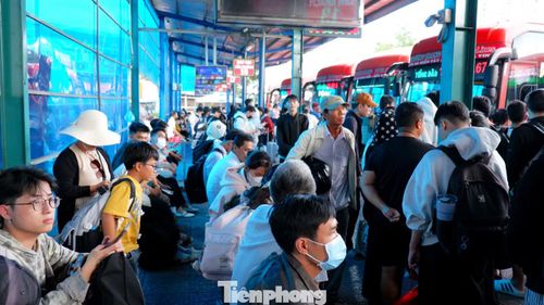 Các hàng ghế chờ ở khu vực lên khách các tỉnh miền Tây Nam bộ hầu như kín chỗ trong giờ cao điểm chiều 28/8.