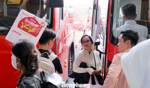 Anh Nguyễn Văn Hào (34 tuổi) cho biết đã đặt vé chuyến xe về Vĩnh Long lúc 16h30. Theo anh, lượng người tại bến đông hơn ngày thường nhưng việc mua vé và lên xe vẫn khá thuận lợi. “Chiều nay người về quê đông đúc hơn, nhưng việc mua vé diễn ra thuận lợi, không phải chờ lâu”, anh Hào nói.