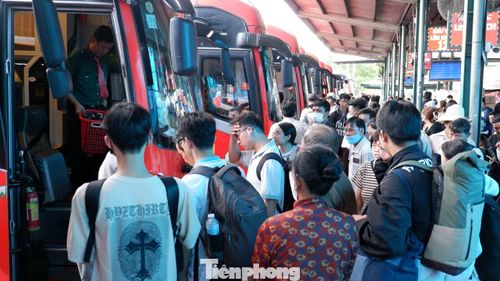 Càng về giờ cao điểm chiều, lượng hành khách đổ về Bến xe Miền Tây càng đông đúc.