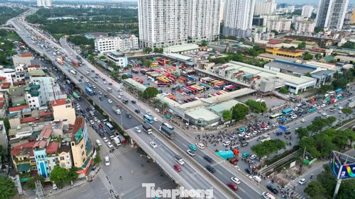 Tại nút giao vành đai 3 - Pháp Vân, lượng xe từ nhiều hướng dồn về tăng mạnh. Đây là điểm kết nối với cao tốc Pháp Vân - Cầu Giẽ và quốc lộ 1, hai hướng chính để phương tiện rời Hà Nội về các tỉnh phía Nam.